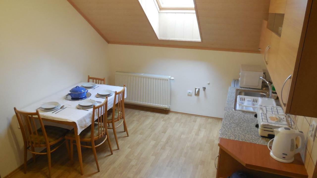 Privat Pod Kostolom - Ubytovanie Valča Eksteriør billede